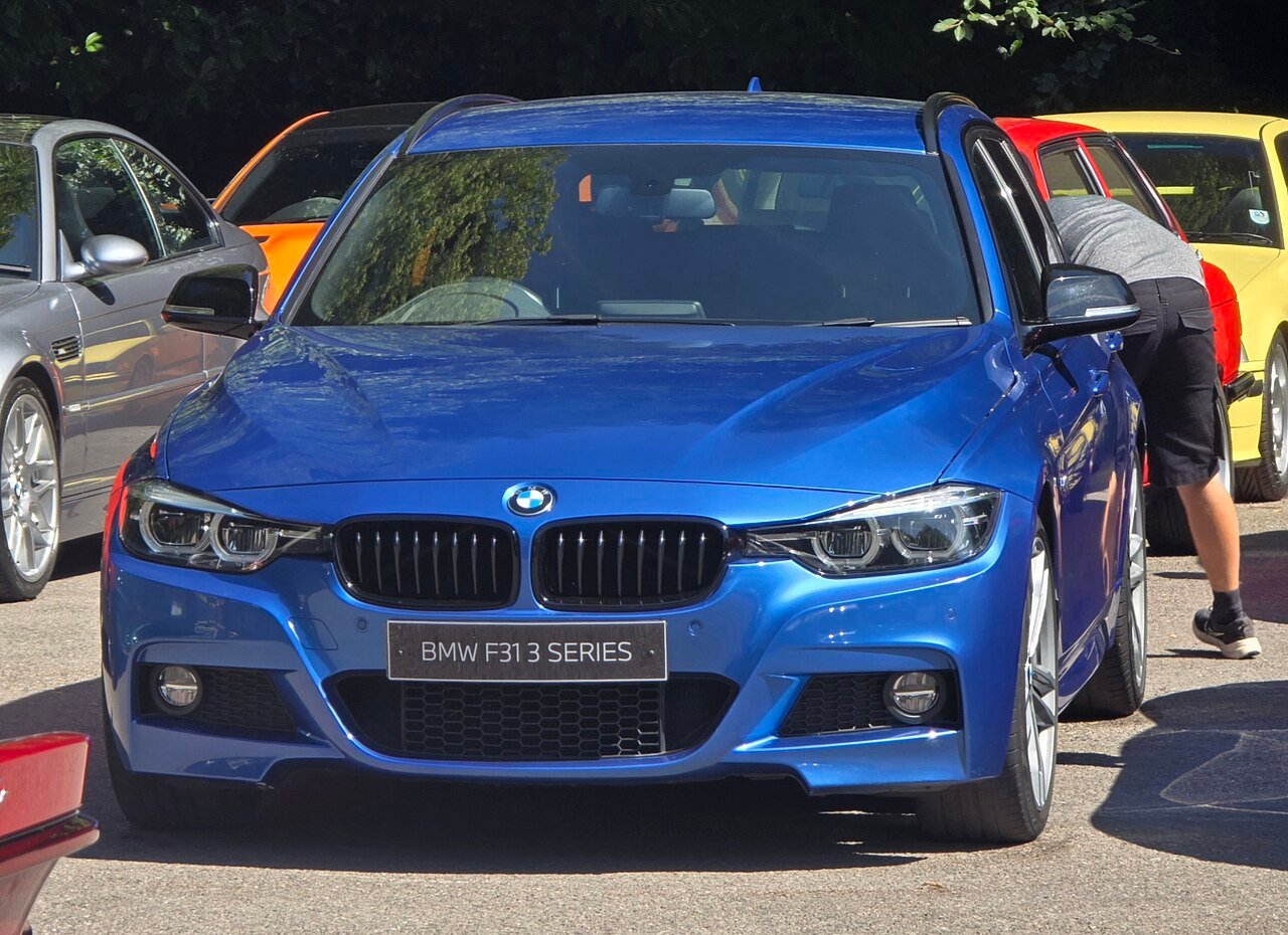 View 2 of 2025 BMW 3 Series SE