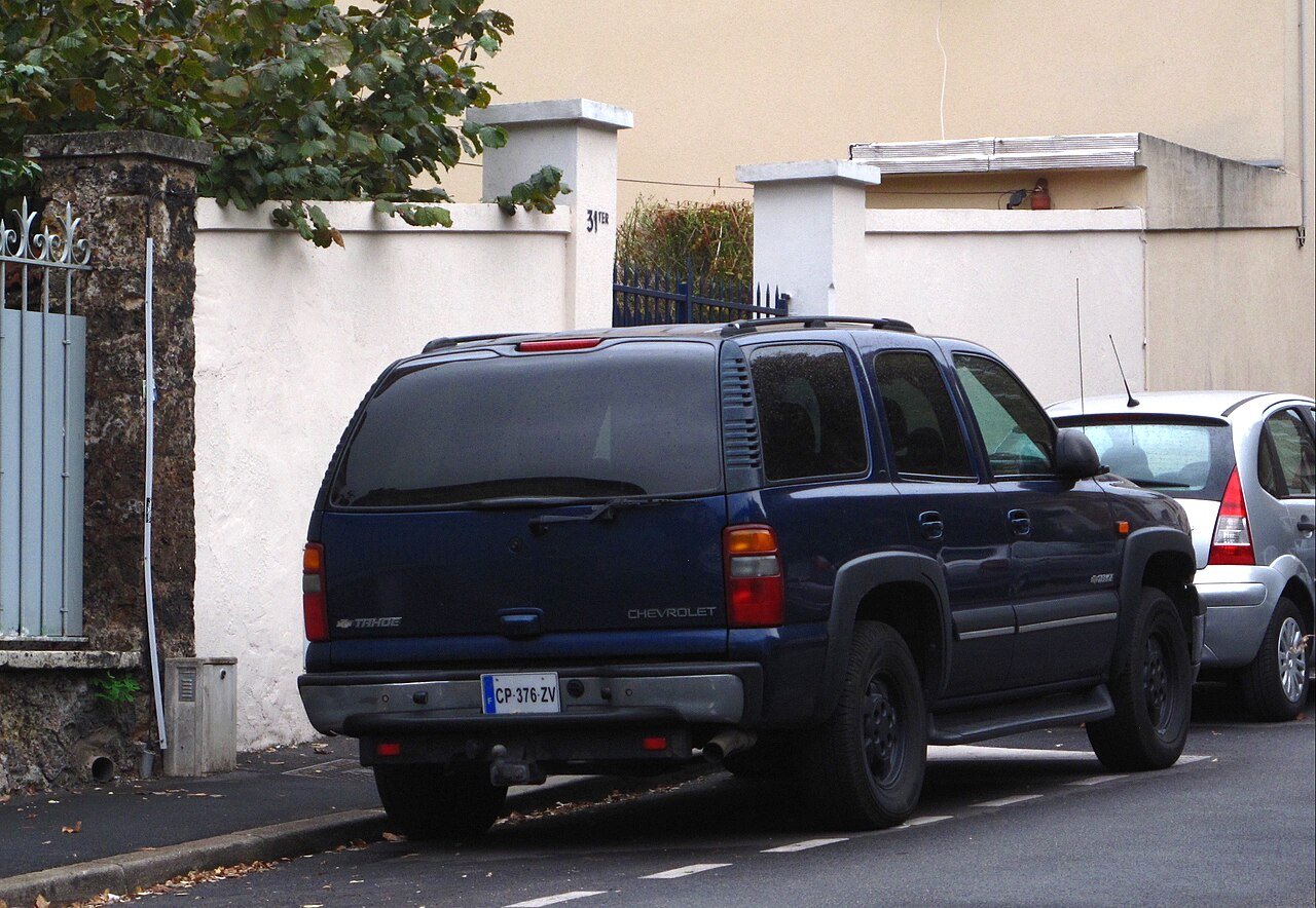 View 4 of 2003 Chevrolet Tahoe Limited