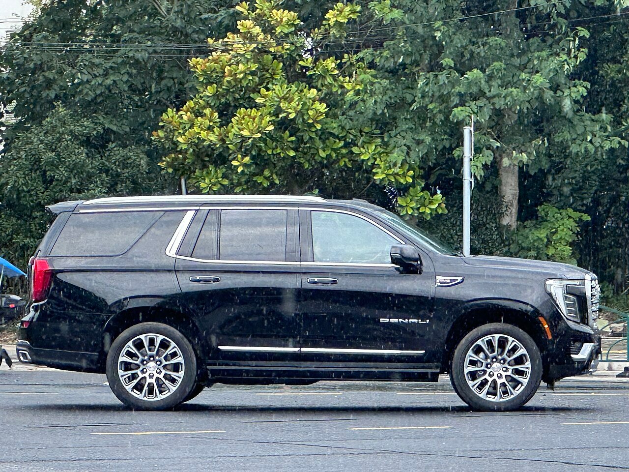 View 2 of 2021 GMC Yukon Touring