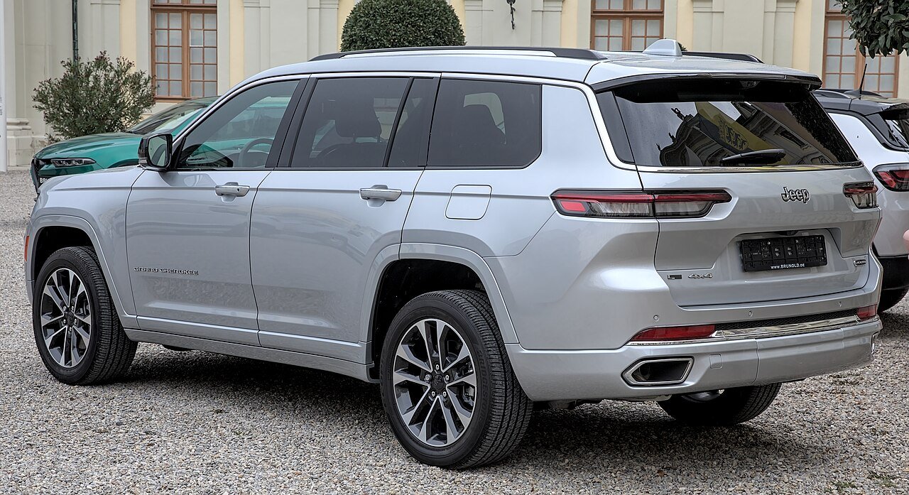 View 2 of 2022 Jeep Grand Cherokee SEL