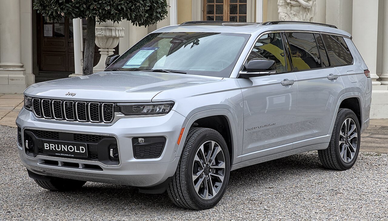 View 3 of 2022 Jeep Grand Cherokee SEL