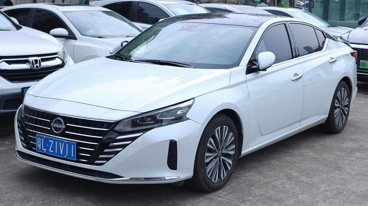 View 4 of 2023 Nissan Altima LE