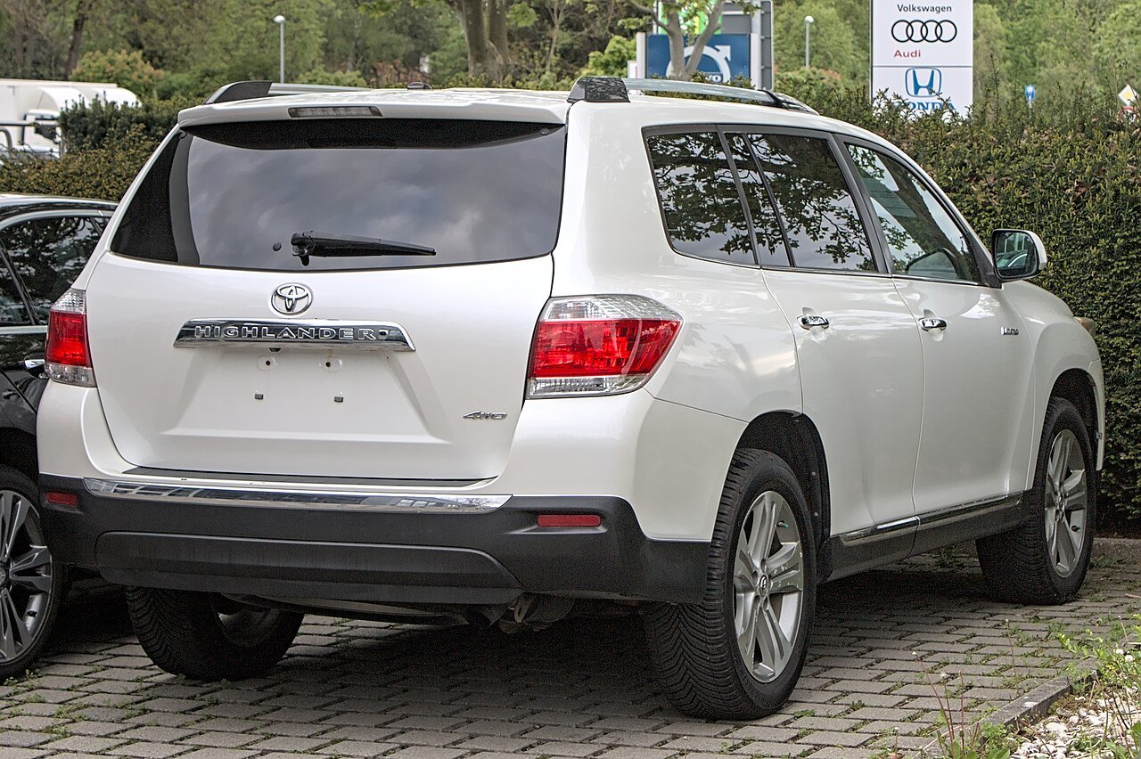 View 2 of 2011 Toyota Highlander SE