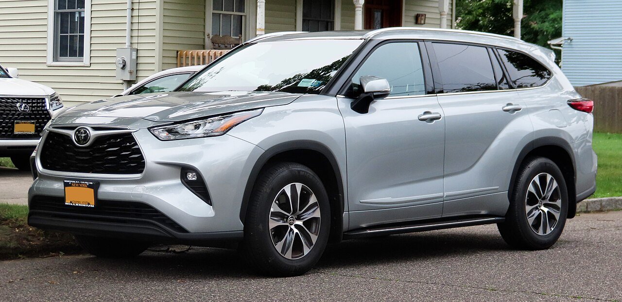 View 4 of 2011 Toyota Highlander SE