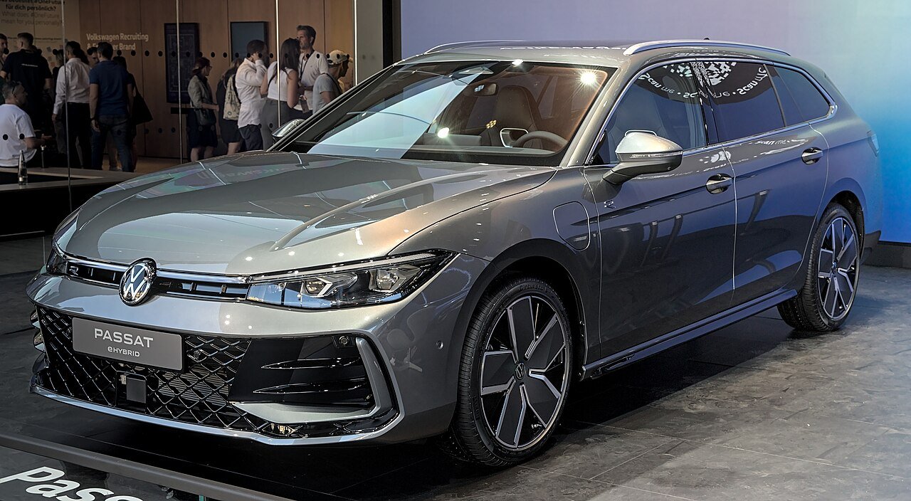 View 2 of 2023 Volkswagen Passat LE